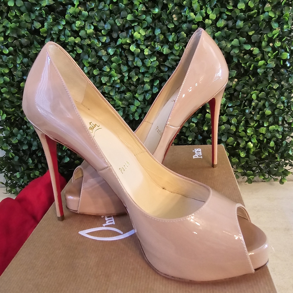 Christian Louboutin Nude Very Prive 38.5